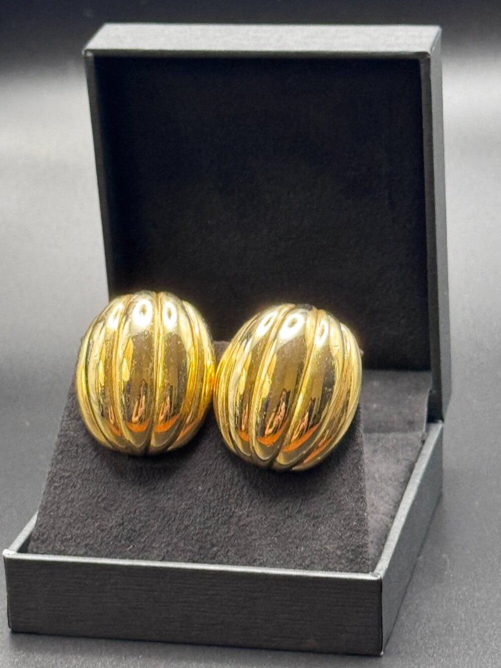 Oscar dr la Renta Clip On Earrings